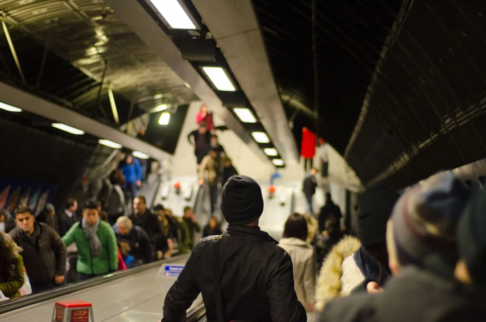 importunação sexual: passageiros em estação de metrô lotada