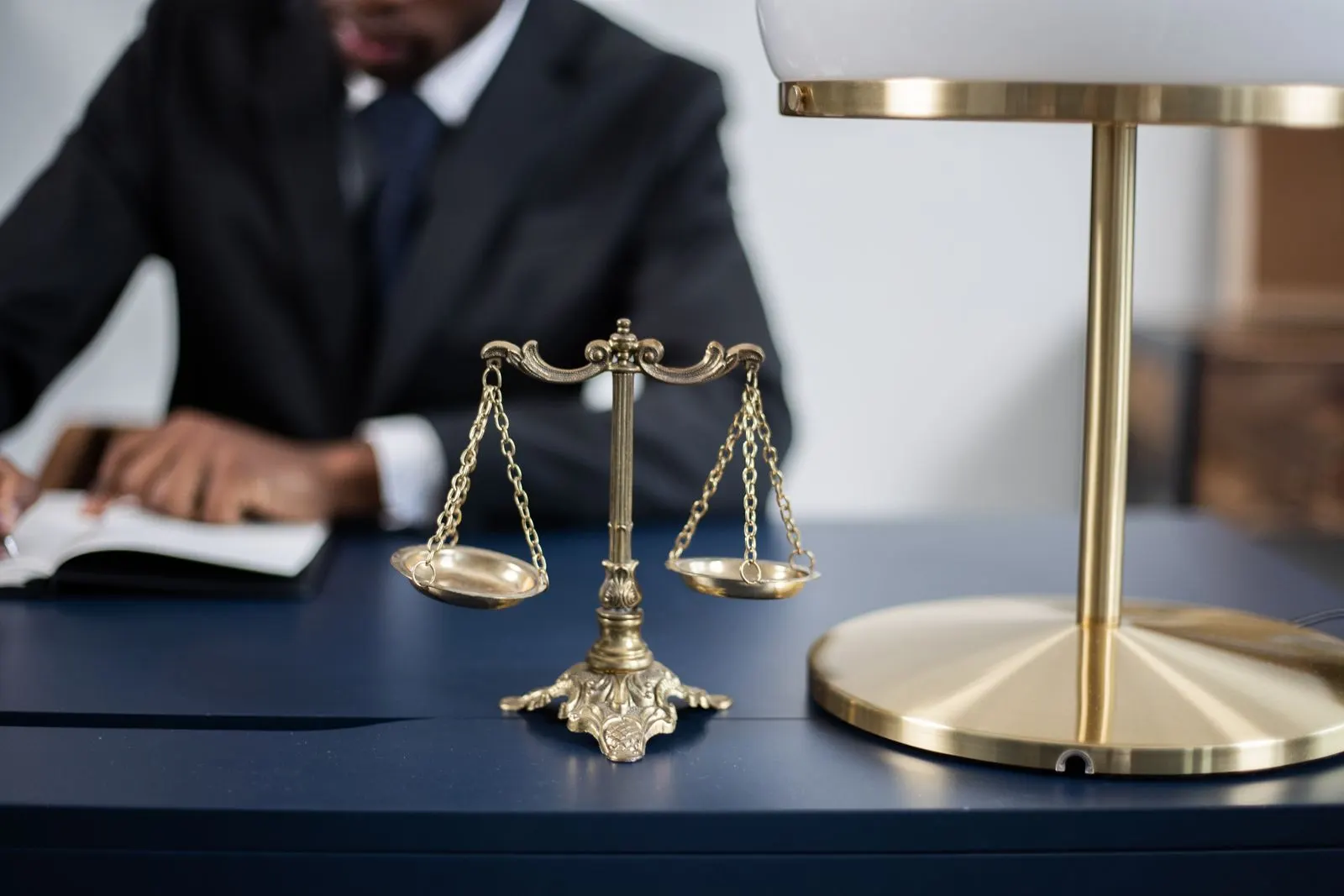 Acusado sem provas: balança da justiça em escritório de advocacia