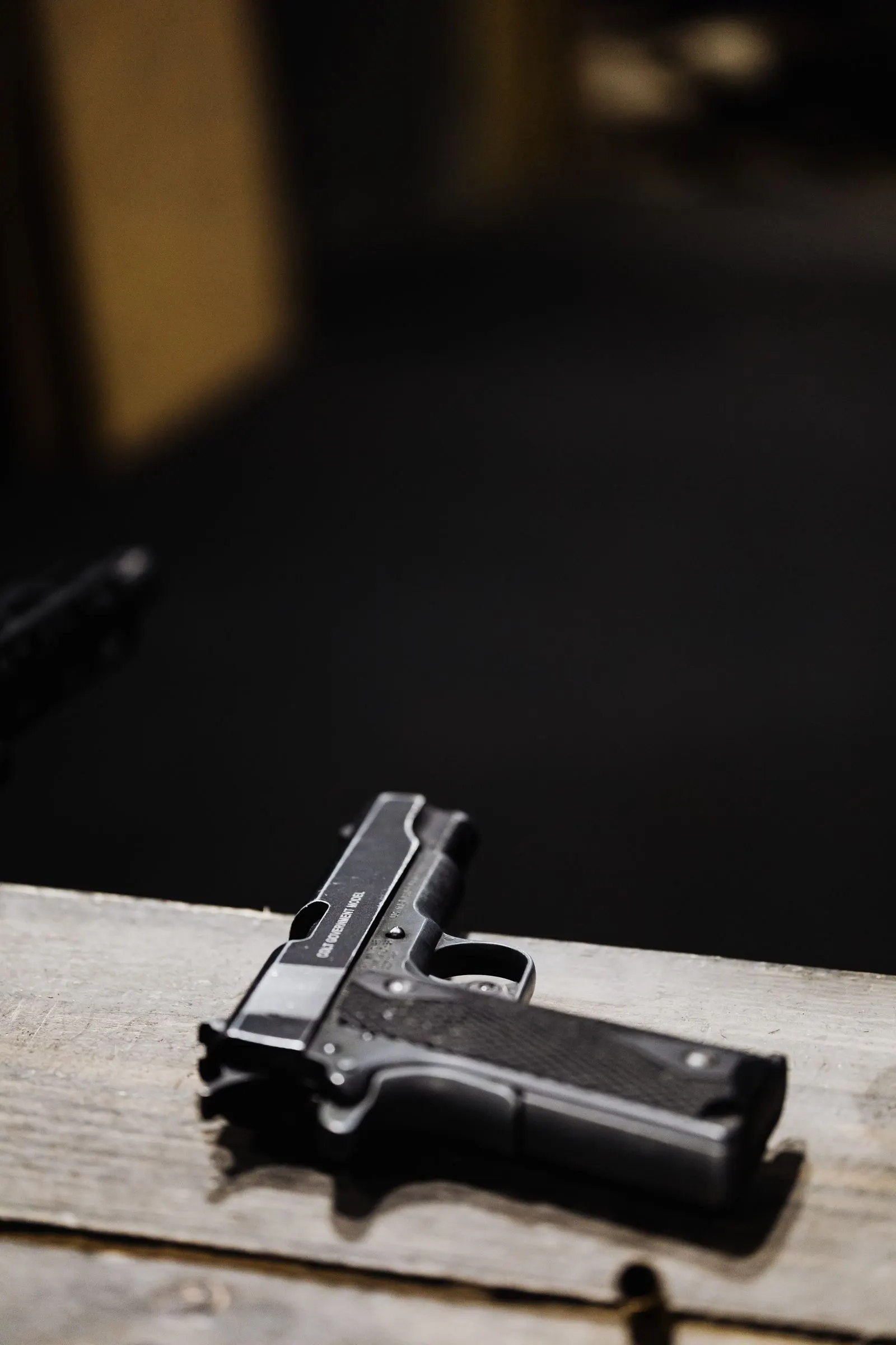 arma ilegal: pistola guardada sobre superfície de madeira