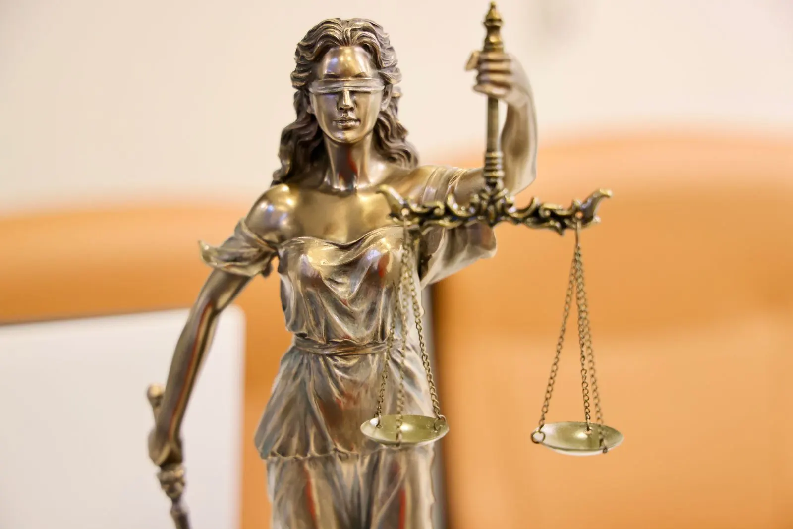 virei réu: estátua da justiça com balança