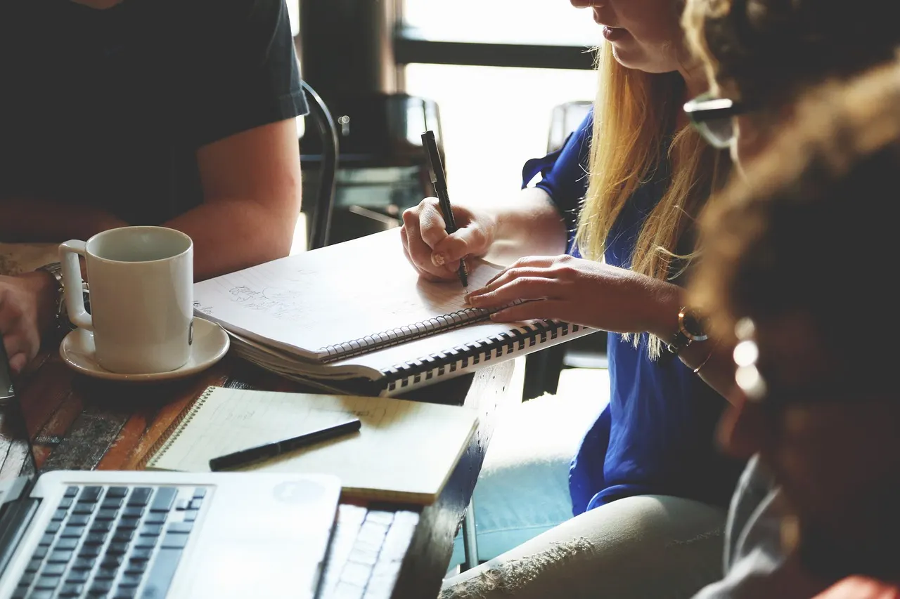 Colegas em mesas de trabalho: medida protetiva quando os dois trabalham no mesmo lugar