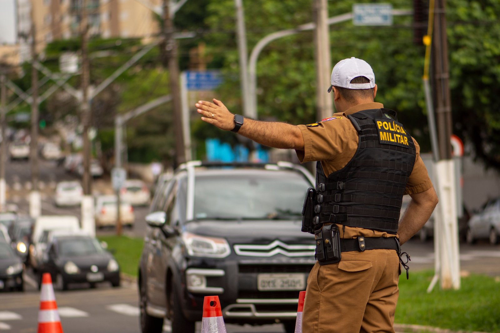 Polícia abordando indivíduo que não pôde responder em liberdade.