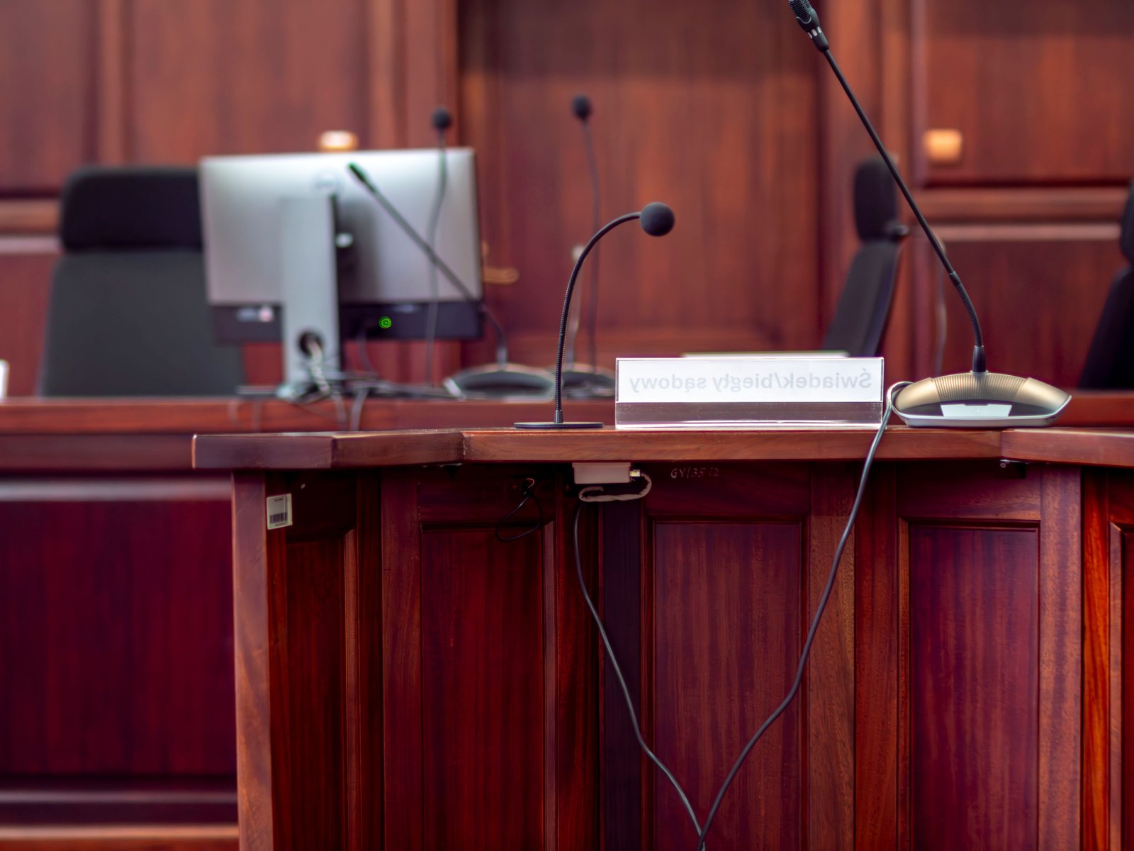 Plenário do Tribunal do Júri com as cadeiras dos jurados e a bancada do juiz