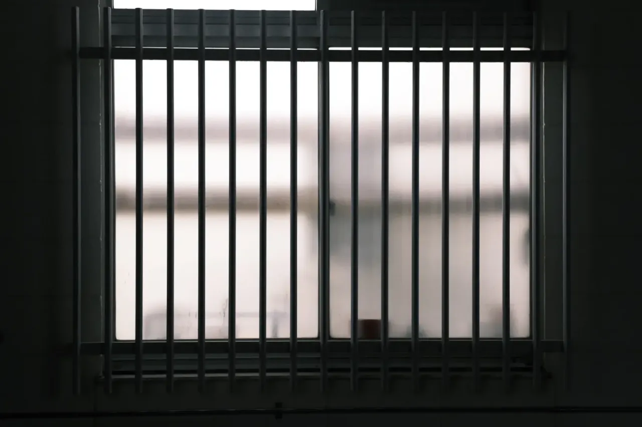 Vou responder em liberdade? Quando o juiz deixa e quando manda prender?